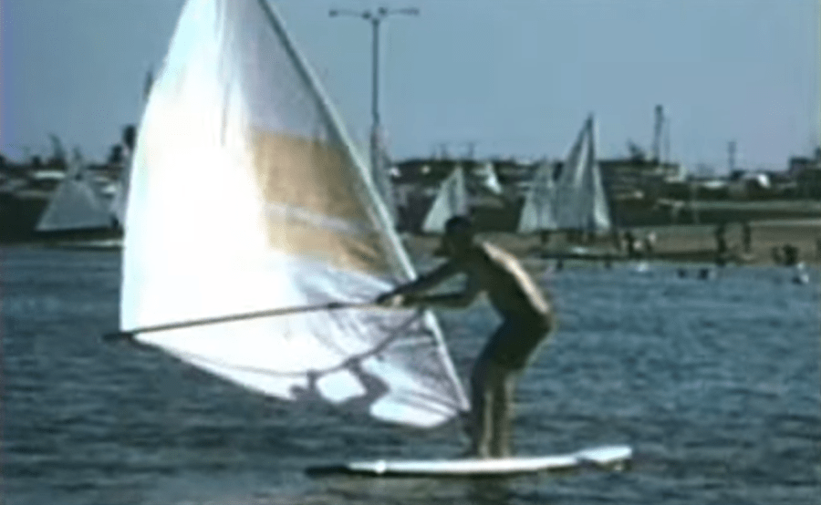 1969, Marina del Rey California, cuando Jim probó por primera vez su diseño original de windsurf.