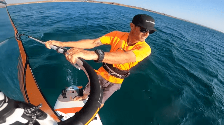hydrofoil-windsurf-paso-1-con-pie-trasero-mas-adelantado-con-Ride-Along-Sessions