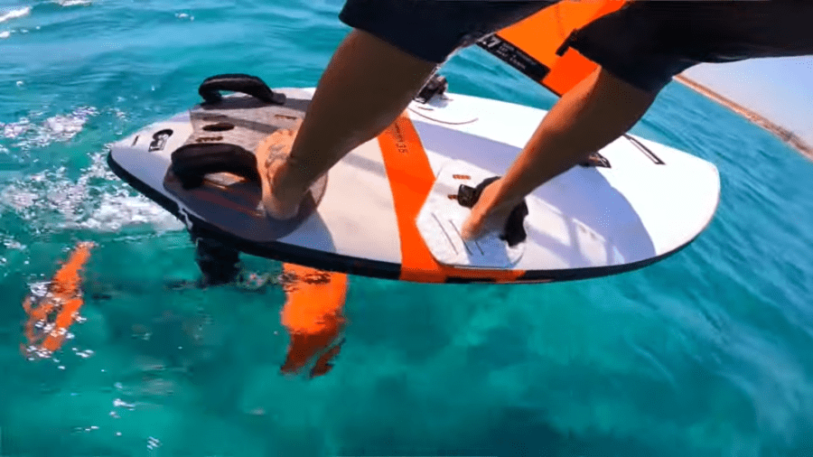 hydrofoil windsurf, paso 1 con pie trasero mas adelantado