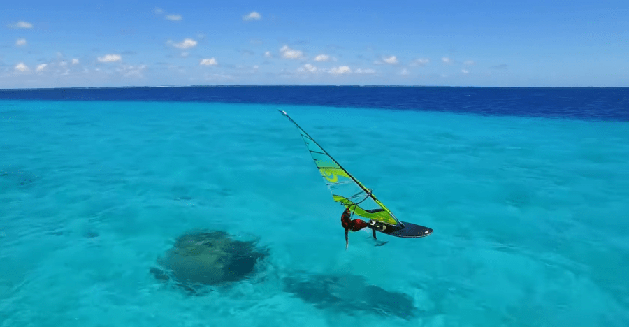 hydrofoil windsurf acariciando el mar