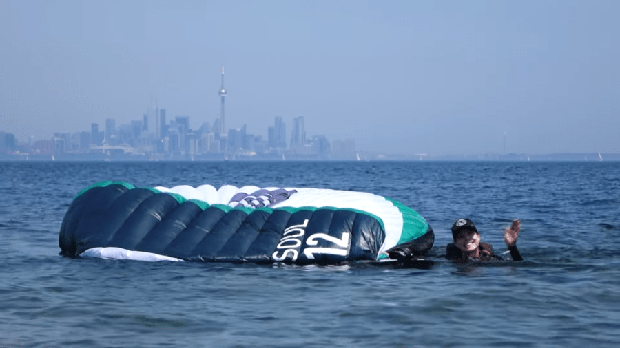 kitefoil caido en el agua